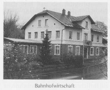 Die Bahnhofswirtschaft war das Gründungslokal des Schützenvereins
Ermengerst. 1899 brannte das Haus ab. Nach dem Wiederaufbau war es weiterhin Schießlokal. Durch den Anbau des 