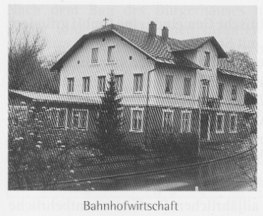 Die Bahnhofswirtschaft war das Gründungslokal des Schützenvereins
Ermengerst. 1899 brannte das Haus ab. Nach dem Wiederaufbau war es weiterhin Schießlokal. Durch den Anbau des 